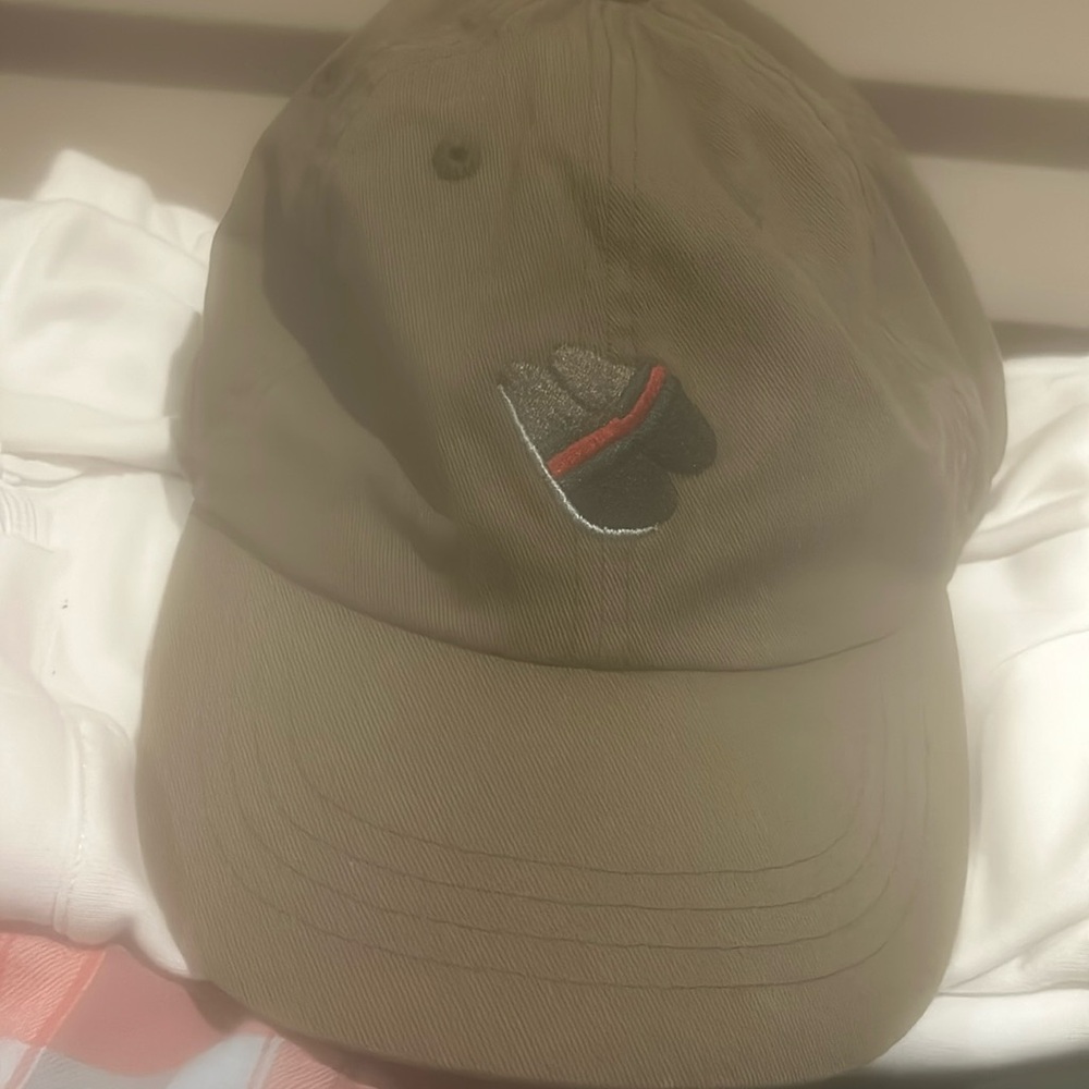 Gucci ‘vibe&slide sandal graphic trucker hat. Unisex